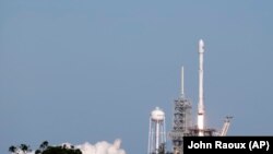Запуск ракеты-носителя Falcon-9 c мыса Канаверал 30 октября 2017 года.