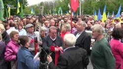 У Харкові поштовхалися через радянську символіку (відео)