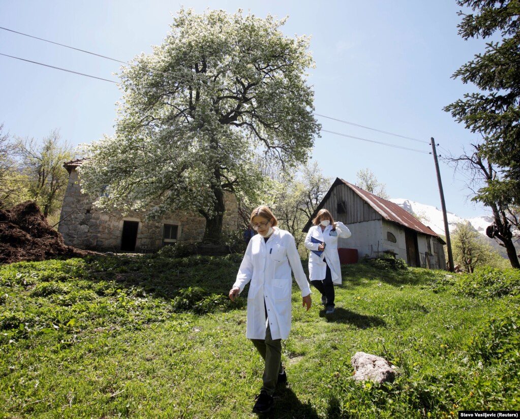 Punonjësit shëndetësorë në fshatin malor të Levishtës, më 10 maj.