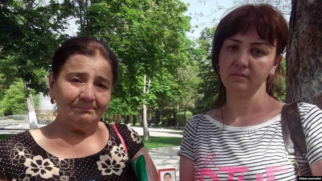 Ҳуқуқ фаолларига кўра, самарқандлик Раъно Қўлдошева (ўнгда) уйдирилган жиноий иш қурбони бўлган.