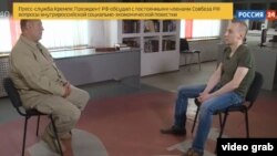 Станіслаў Асееў (справа) дае «прызнаньне» на расейскім ТВ