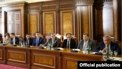 Armenia - Central Bank Governor Artur Javadian (R) speaks at Prime Minister Karen Karapetian's meeting with Armenia's top bankers in Yerevan, 27Sep2016.