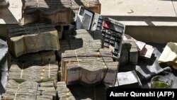 بانکنوت های مندرس در بازار های افغانستان مشکلات فراوانی را به مردم و بازرگانان ایجاد کرده است
