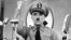 Charlie Chaplin în filmul "Marele Dictator".