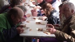 Сталоўку для бяздомных выкідаюць на вуліцу