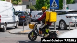 Ohe Khan, pe o bicicletă electrică, livrând mâncare în Chișinău