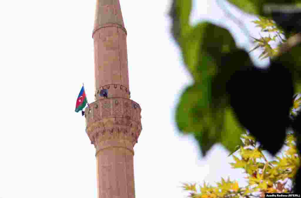 &quot;İlahiyyət&quot; məscidində Cümə namazı zamanı azan səsləri yaxın ətrafda eşidilir.