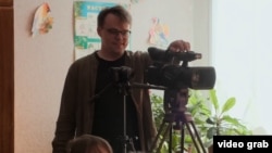 Павел Таланкин во время съёмок в школе