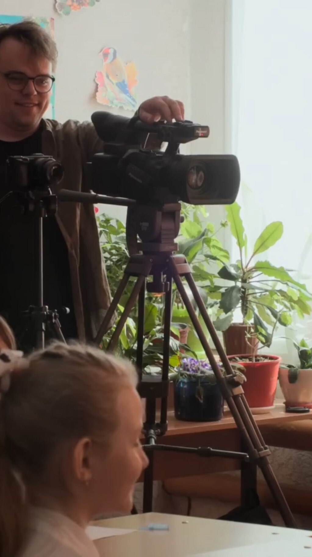 Unui profesor rus i s-a cerut să filmeze propaganda pro-război predată în școli. În schimb, el a făcut un documentar de succes