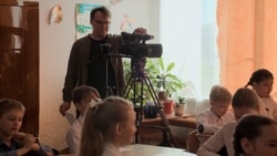 Unui profesor rus i s-a cerut să filmeze propaganda pro-război predată în școli. În schimb, el a făcut un documentar de succes