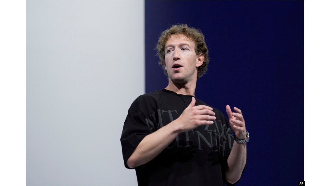 Anunțul lui Mark Zuckerberg vine pe fondul mai multor schimbări de personal la Meta. El a angajat mai mulți aliați ai lui Trump în poziții de top, pentru a-și asigura o relație bună cu noua administrație de la Washington.