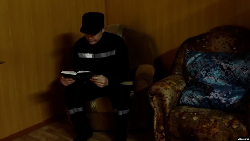 Дар Узбекистон зиндониёни китобхонро зудтар ва пеш аз мӯҳлат озод мекунанд