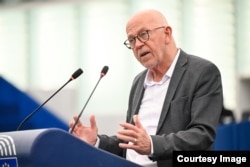 Дебати в Європарламенті про «забезпечення відповідальності та правосуддя у відповідь на постійні напади Росії на цивільне населення в Україні». Виступає данський євродепутат Віллі Совндал. Страсбург, Франція, 28 квітня 2026 року