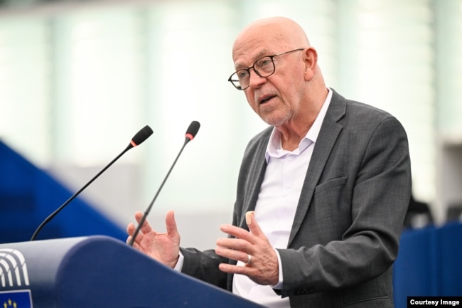 Дебати в Європарламенті про «забезпечення відповідальності та правосуддя у відповідь на постійні напади Росії на цивільне населення в Україні». Виступає данський євродепутат Віллі Совндал. Страсбург, Франція, 28 квітня 2026 року