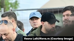 Nikola Milutinović ispred Zvonka Veselinovića, skup SNS, april 2025. 