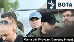 Nikolla Millutinoviq para Zvonko Vesellinoviqit në tubimin e Partisë Përparimtare Serbe, në prill të vitit 2025.