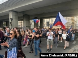 Учасники акції «Руки геть від медіа» прямують до будівлі Чеського радіо у Празі