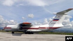 Российский самолет на взлетной полосе в аэропорту близ сирийского города Латакия.