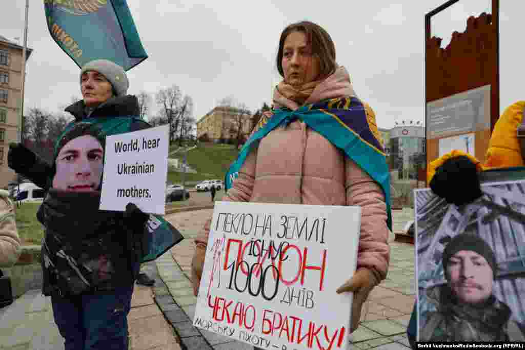 Рідні військовополонених на мирній акції у Києві.&nbsp; &nbsp;