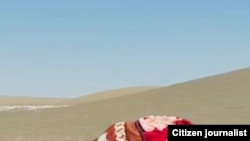 د هغو افغانانو جنازې چې ایران ته د تګ پر مهال په دښته کې مړه شوي دي.