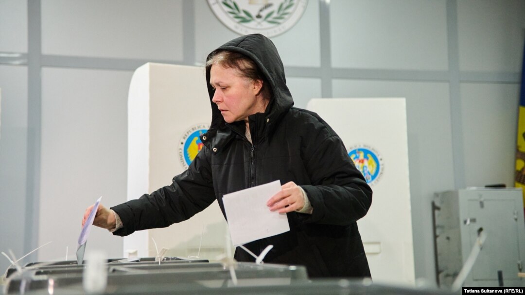 Sondajele de opinie de dinaintea alegerilor indicau o victorie pentru Maia Sandu și un „Da” ceva mai hotărât la referendum. Luni dimineața, Moldova era trasă spre Europa de voturile a doar 2.000 de oameni.