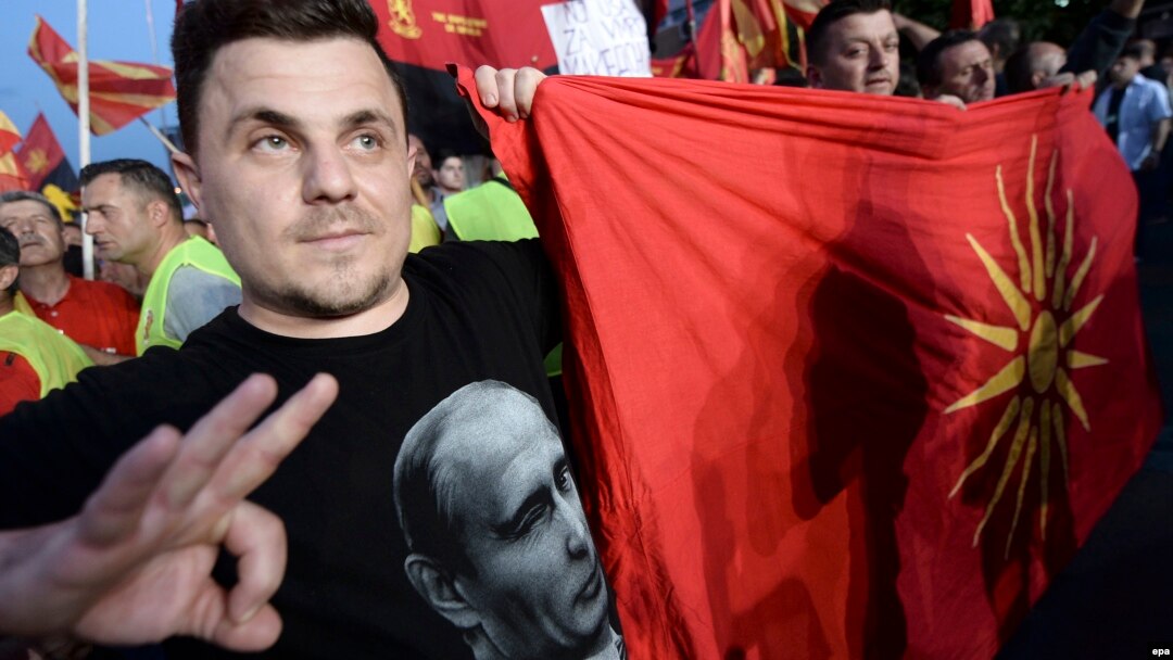 Учесник на протест на ВМРО-ДПМНЕ во маица со ликот на рускиот претседател Владимир Путин на 18 мај 2015 година во Скопје