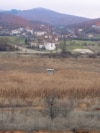 Kjo fotografi nga larg tregon stadiumin e Kishnicës sot, i ndërtuar diku në vitet '60 nga Miniera e Kishnicës, e cila është pjesë e kompleksit të Trepçës.<br><br>Por, gjendja në të cilën është lënë ai, e bën të pamundur të vëresh që 10 vjet më parë këtu zhvillonte ndeshjet si vendase nënkampionia e Kosovës dhe fituesja e kupës shtetërore, KF Hajvalia.