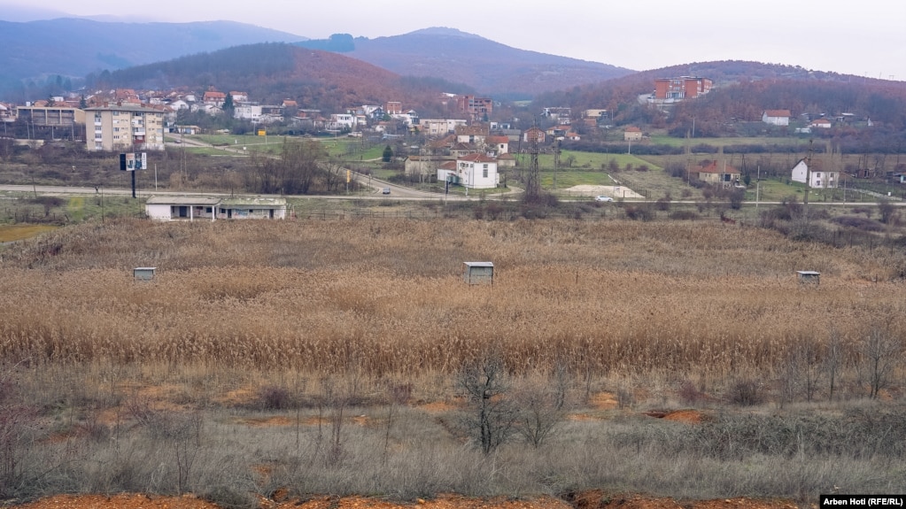 Kjo fotografi nga larg tregon stadiumin e Kishnicës sot, i ndërtuar diku në vitet '60 nga Miniera e Kishnicës, e cila është pjesë e kompleksit të Trepçës.Por, gjendja në të cilën është lënë ai, e bën të pamundur të vëresh që 10 vjet më parë këtu zhvillonte ndeshjet si vendase nënkampionia e Kosovës dhe fituesja e kupës shtetërore, KF Hajvalia.