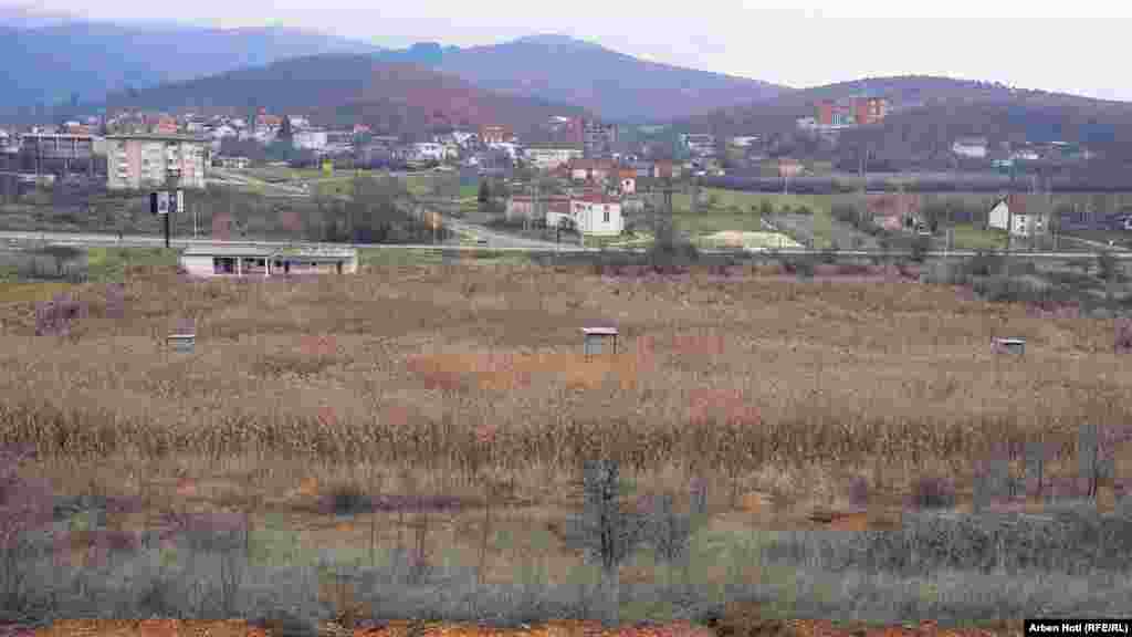 Kjo fotografi nga larg tregon stadiumin e Kishnicës sot, i ndërtuar diku në vitet '60 nga Miniera e Kishnicës, e cila është pjesë e kompleksit të Trepçës.Por, gjendja në të cilën është lënë ai, e bën të pamundur të vëresh që 10 vjet më parë këtu zhvillonte ndeshjet si vendase nënkampionia e Kosovës dhe fituesja e kupës shtetërore, KF Hajvalia.
