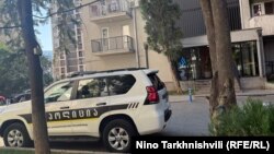 ექსპერტ-კრიმინალისტების ავტომობილი შემთხვევის ადგილზე. 4 ოქტომბერი