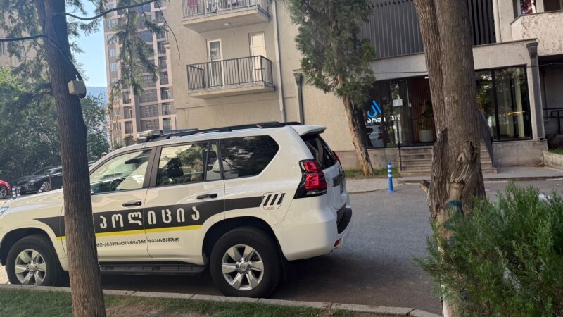 დაზაფრული მეზობლები, ვერსიები, შსს-ს დუმილი - ისანში კორპუსიდან გადმოვარდნილი ოჯახის ცხედრები პროზექტურაში რჩება