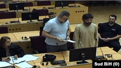 Bartlomej Wlodzimierz Krakowiak, drugi desno, tokom ročišta za određenje pritvora pred Sudom BiH, 30. juli 2026. 