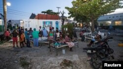 Pacijenti u pratnji rođaka ispred bolnice oštećene nakon zemljotresa jačine 7,2 stepena u Les Cayesu, Haiti, 14. avgusta 2021. 