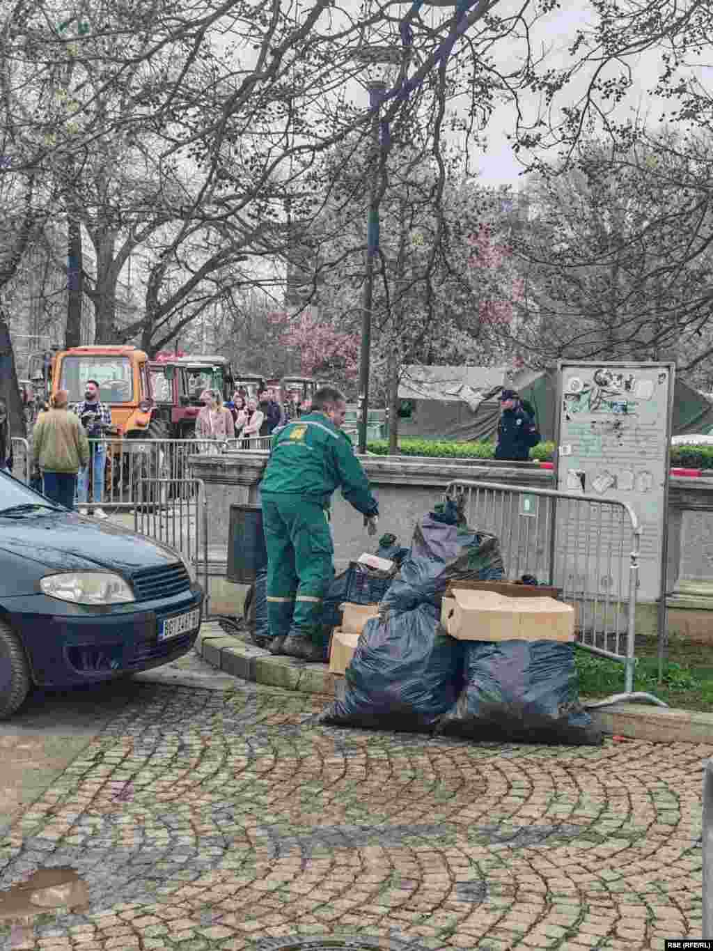 Na jednoj strani "Ćacilenda", uskoro po podizanju naselja, traktore su parkirali poljoprivrednici koji su podržali vlast. Prizor od 16. marta 2025. godine.