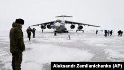 Orosz katonai szállító repülőgép a Ferenc József-földön lévő Nagurszkoje bázison 2021. május 17-én