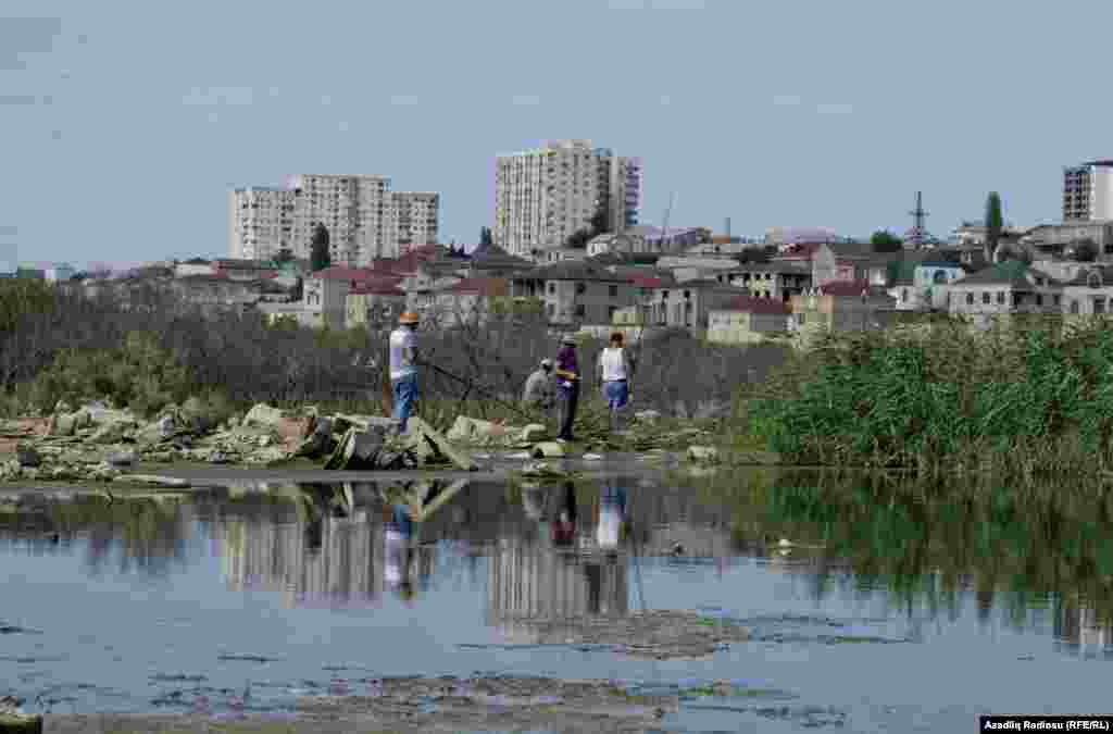 Balıqçılar arasında peşəkar və daimi məşğul olanlarla yanaşı həvəskar vaxt keçirmək üçün gələnlər də var. 