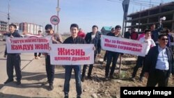 Участники митинга с требованием прекратить автогонки. 