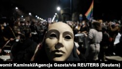 Manifestație la Varșovia împotriva noilor legi ale guvernului conservator care restrâng dreptul la avort.