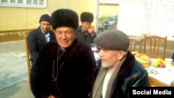 Uzbek oppositionist Isroiljon Xoldorov (left) and rights lawyer Saidjahon Zaynobiddinov on February 22. 