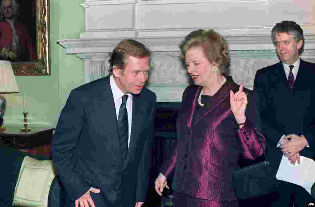 U.K. -- President Vaclav Havel of Czechoslovakia (L) listens to British Prime Minister Margaret Thatcher at No. 10 Downing Street, London, 21Mar1990