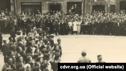 Львів'яни, які зібрались на площі Ринок, щоб послухати проголошення Акту відновлення Української Держави, 30 червня 1941 року