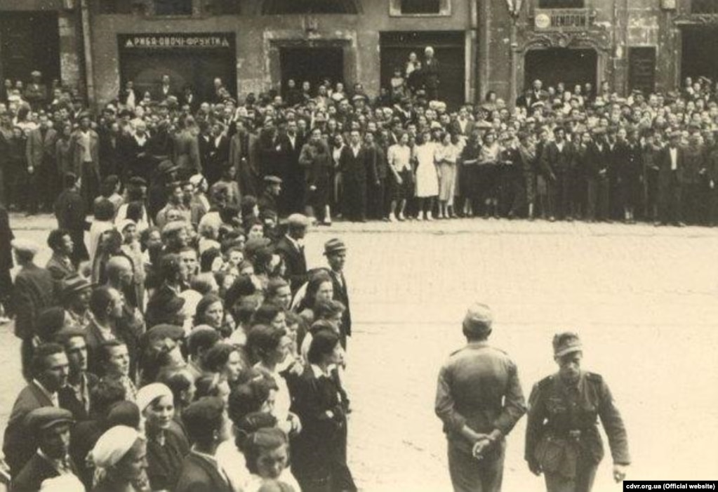 Так виглядала площа Ринок у Львові 30 червня 1941 року