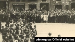 Львовяне в ожидании провозглашения Акта восстановления Украинского государства. Львов, 30 июня 1941 года
