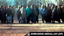 Tálib igazságszolgáltatás, 1996. A gyilkosságért egy tálib bíróság által halálra ítélt harmincéves Ghulam Mahmad holtan fekszik, miután egy tálib fegyveres agyonlőtte egy kabuli iskola játszóterén 1996. december 18-án