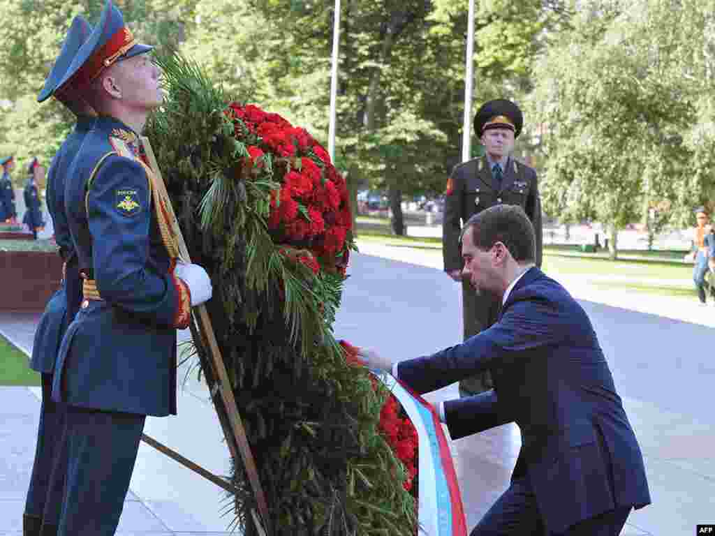 Прэзыдэнт Расеі Дзьмітрый Мядзьведзеў падчас ускладаньня вянка да магілы Невядомага салдата ў Маскве