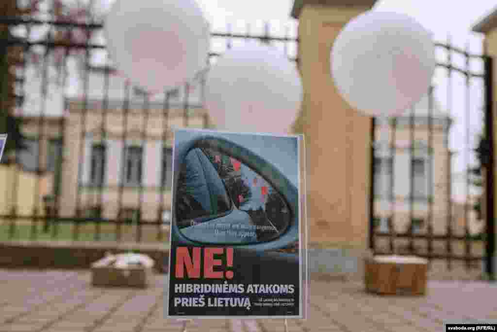 На плякаце: «Не — гібрыдным атакам супраць Літвы!»