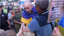 Обмін полоненими: емоції, обійми та зустріч звільнених з полону українських військових