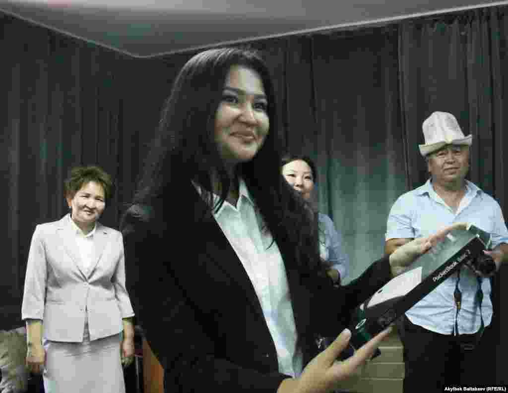Нурмамат ажы Сапарбаев не смог приехать на награждение. Но вместо него приз получила его дочь.&nbsp;
