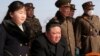 کیم جونگ اون، رهبر کره شمالی و دخترش در حال تماشای رزمایش نظامی در فروردین ۱۴۰۲