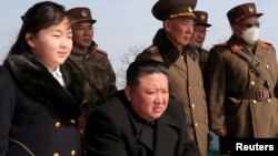 کیم جونگ اون، رهبر کره شمالی و دخترش در حال تماشای رزمایش نظامی در فروردین ۱۴۰۲